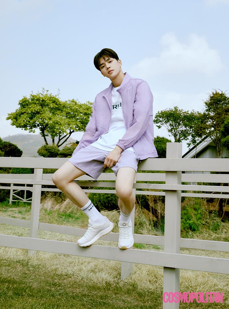 라벤더 컬러의 서머 패커블 경량 재킷, 브랜드 로고 디테일의 티셔츠, 카고 하프 팬츠, 삭스, 가벼운 착화감의 트레일 러닝화, 모두 머렐.