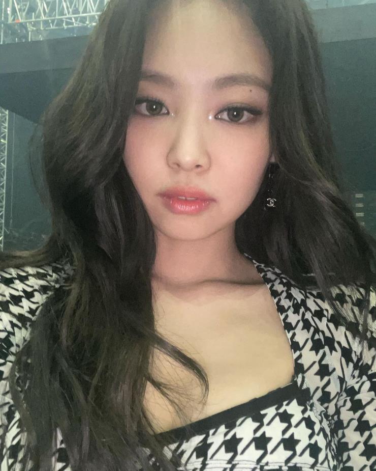 각이 살아있네~ 오동통 아치형 눈썹 소유자, 제니