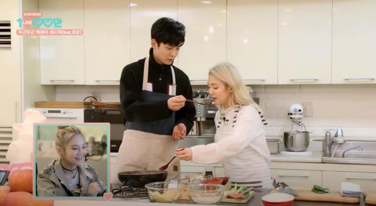 온스타일 <효연의 천만라이크>에서 효연과 떡볶이 요리 중.