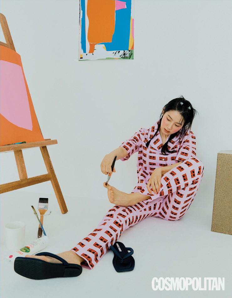셔츠 27만원, 팬츠 36만원 모두 한킴. 플립플롭 4만5천원 자라.