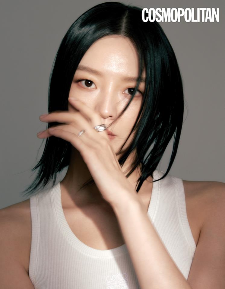 탱크톱 46만원 로에베. 반지 모두 가격미정 지방시.