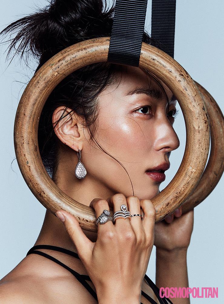 다이아몬드 파베 세팅의 화이트 골드 귀고리 4천만원대, 검지의 다이아몬드 장식 화이트 골드 반지 1천만원대 모두 부쉐론. 중지의 다이아몬드 장식 반지 (위부터)1천만원대, 5백만원대, 5백만원대, 약지의 다이아몬드 반지 3백만원대 모두 쇼메. 브라톱 4만5천원 나이키.