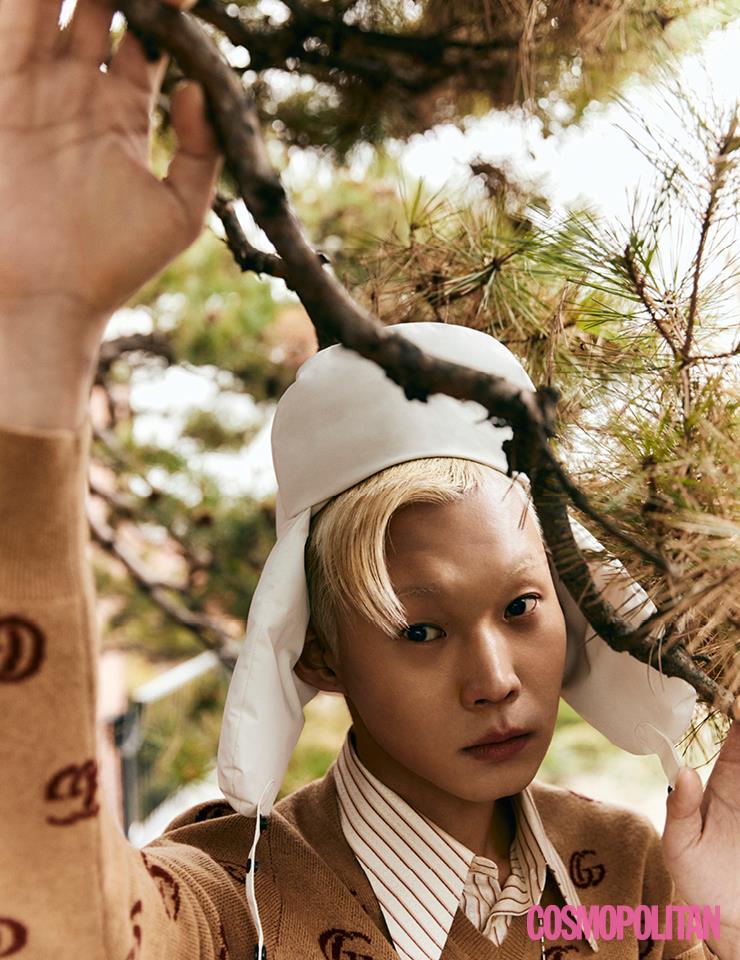 MAD HATTER_ 슬림한 룩, 큰 모자! 실루엣의 반전 재미를 꾀하는 액세서리. 니트 톱 1백20만원, 셔츠 1백9만원 모두 구찌. 트루퍼 해트 29만원 노비스. 목걸이 가격미정 포츠 1961.