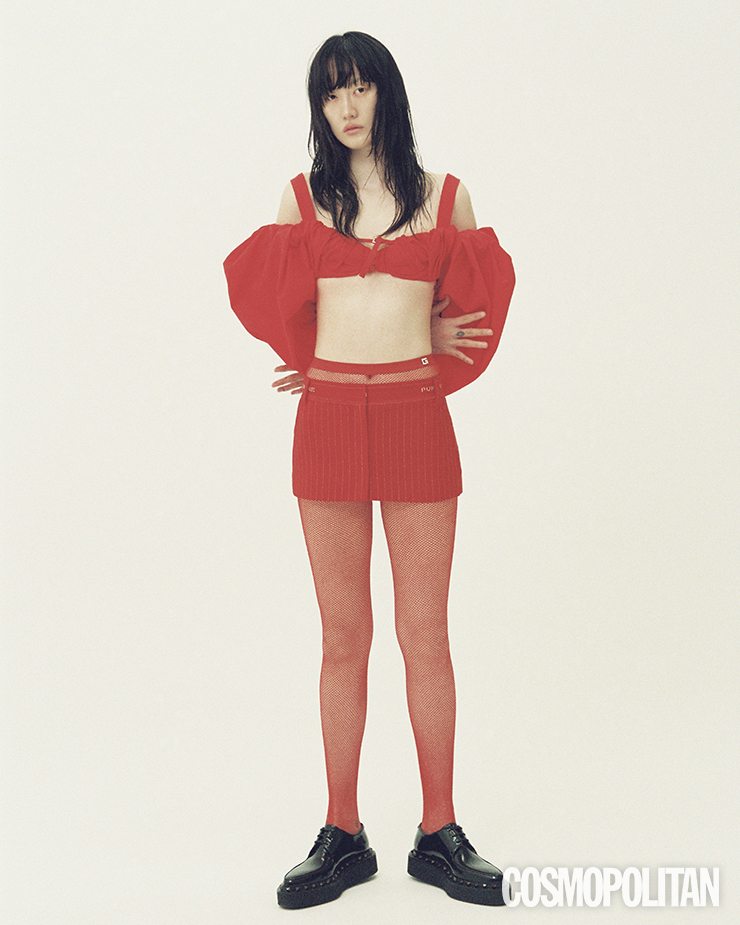 톱 가격미정 자크뮈스. 스커트로 착용한 벨트 29만8천원 잉크. 스타킹 가격미정 구찌. 로퍼 가격미정 발렌티노 가라바니.