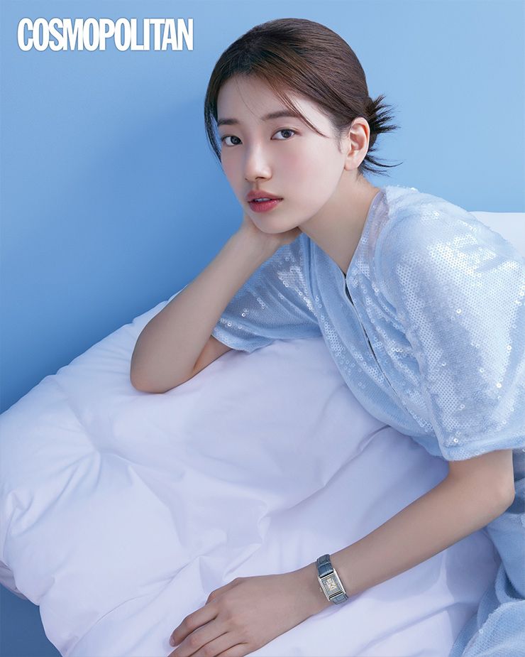  다이아몬드가 세팅된 스테인리스 스틸 케이스와 세린 블루 골드 앨리게이터 스트랩의 미니 돌체비타 워치 5백만원 론진. 드레스 가니. 