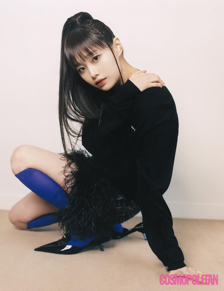 카디건, 스커트, 벨트 모두 가격미정 미우미우. 귀고리 9만원대 에브리벌스데이. 슈즈 가격미정 프라다. 니삭스 스타일리스트 소장품.