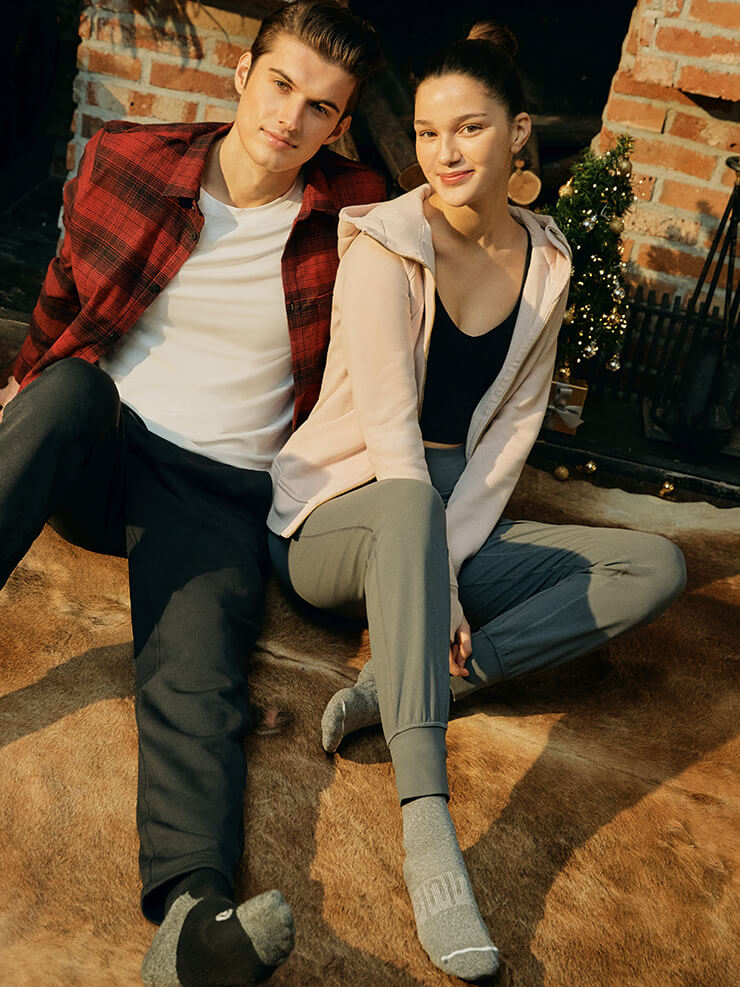 (남자) [메이슨 피크 플란넬 셔츠 체크] 패턴이 돋보이는 셔츠 16만9천원. [메탈 벤트 테크 숏 슬리브 2.0] 메시 짜임으로 통기성을 더한 톱 9만3천원. [그리드 테크 팬츠] 활용도가 높은 디자인. 16만9천원. [인텐트 크루 삭스] 쿠셔닝으로 활용도를 최대화하였다. 1만 9천원, 모두 룰루레몬. (여자) [스쿠바 풀집 후디] 편하지만 깔끔한 룩을 연출할 수 있는 잇 아이템. 15만9천원. [얼라인 탱크] 미니멀한 디자인의 톱. 7만8천원. [얼라인 조거] 땀 배출력이 탁월한 팬츠. 13만8천원. [파워 스트라이드 크루 삭스 *실버] 편안한 착용감이 인상적. 2만9천원, 모두 룰루레몬. 