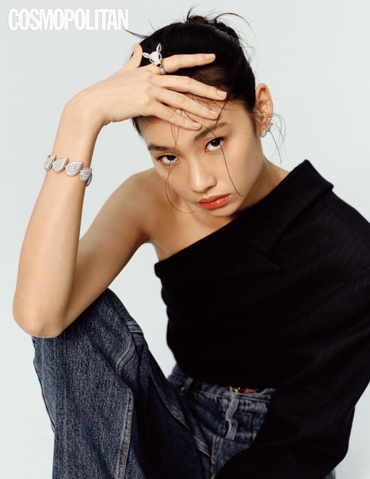 사이즈가 다른 드롭이 이어진 다이아몬드 세팅의 쎄뻥 보헴 트리플 모티프 스터드 이어링 1천만원대, 10개의 드롭 모티브를 다이아몬드로 파베 세팅한 쎄뻥 보헴 10 모티프 브레이슬릿 가격미정, 498개의 다이아몬드와 블랙 사파이어, 오닉스를 세팅한 생동감 넘치는 나라 사슴 링 가격미정 모두 부쉐론. 원 숄더 재킷 메종 김해김. 데님 팬츠 잉크