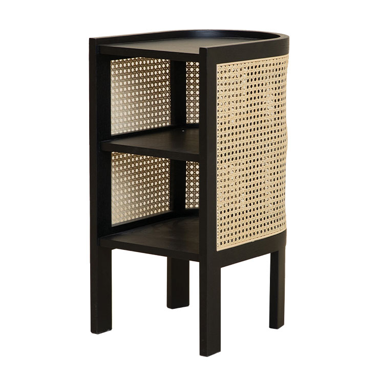 케인 컬렉션의 나이트 테이블 작은 크기에 비해 상대적으로 수납공간이 많아 1인 가구에 제격이며, 포인트 가구 역할을 톡톡히 해주는 제품이다. 60만원. 