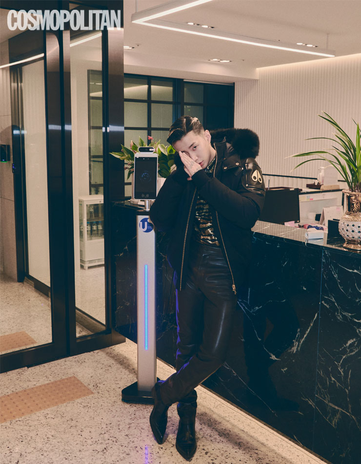 멘즈 골드 봄버 1백78만원 무스너클. 셔츠, 팬츠 모두 김서룡 옴므. 앵클부츠 더 그레이티스트.