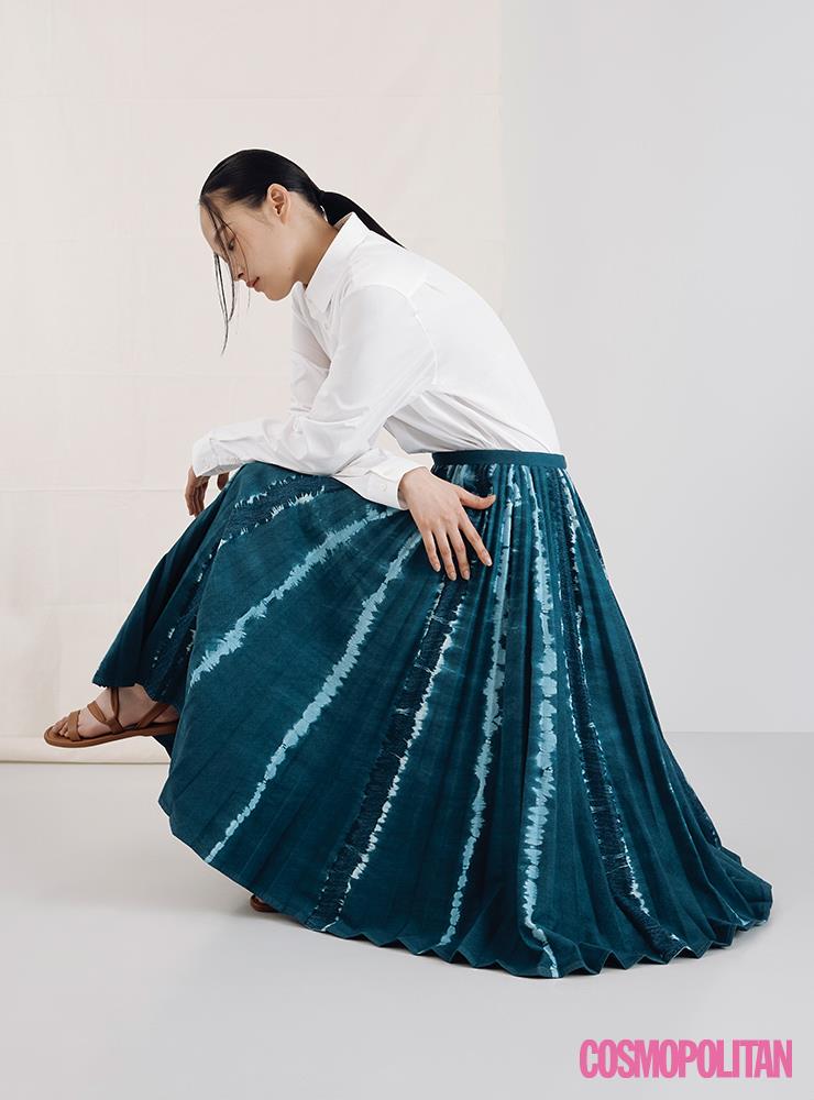셔츠 10만5천원 코스. 스커트 , 샌들 모두 가격미정 디올.