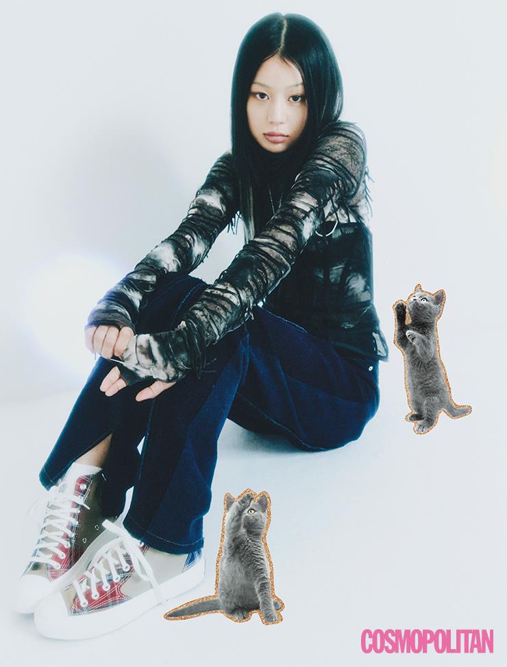 톱 7만2천원 누존. 데님 팬츠 46만8천원 칼론. 목걸이 가격미정 아더. 스니커즈 9만5천원 컨버스.