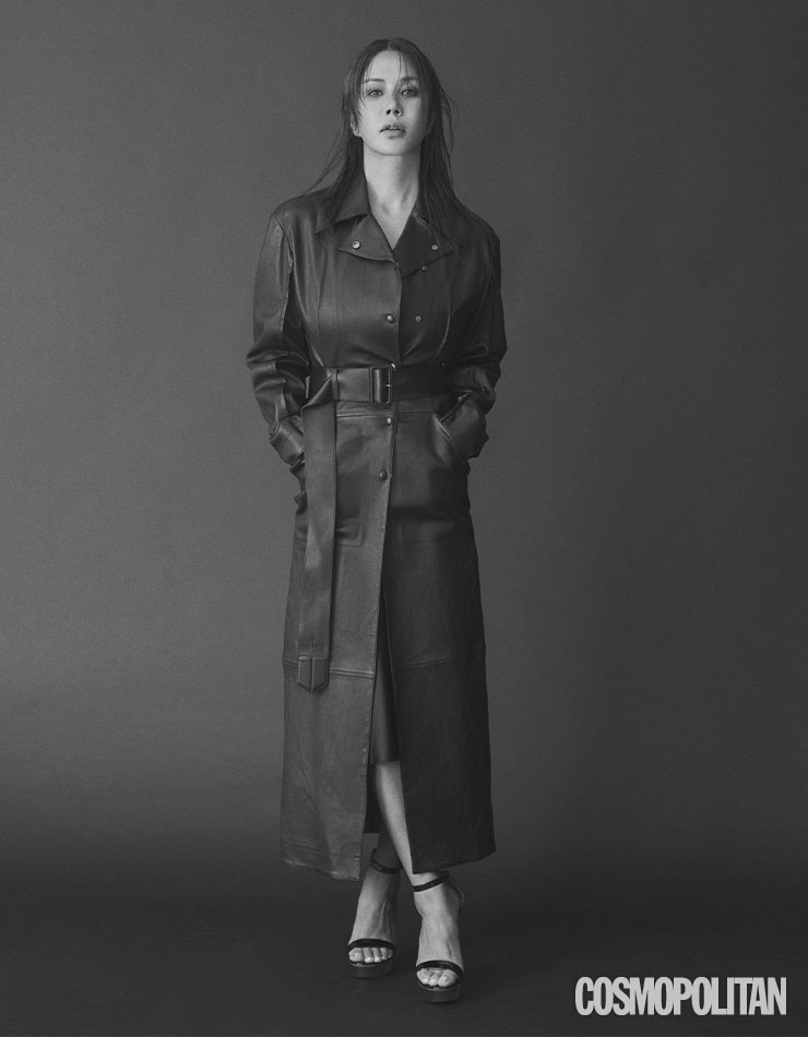 코트 가격미정 페라가모. 슈즈 1백23만원 지안비토 로시. 드레스 스타일리스트 소장품.