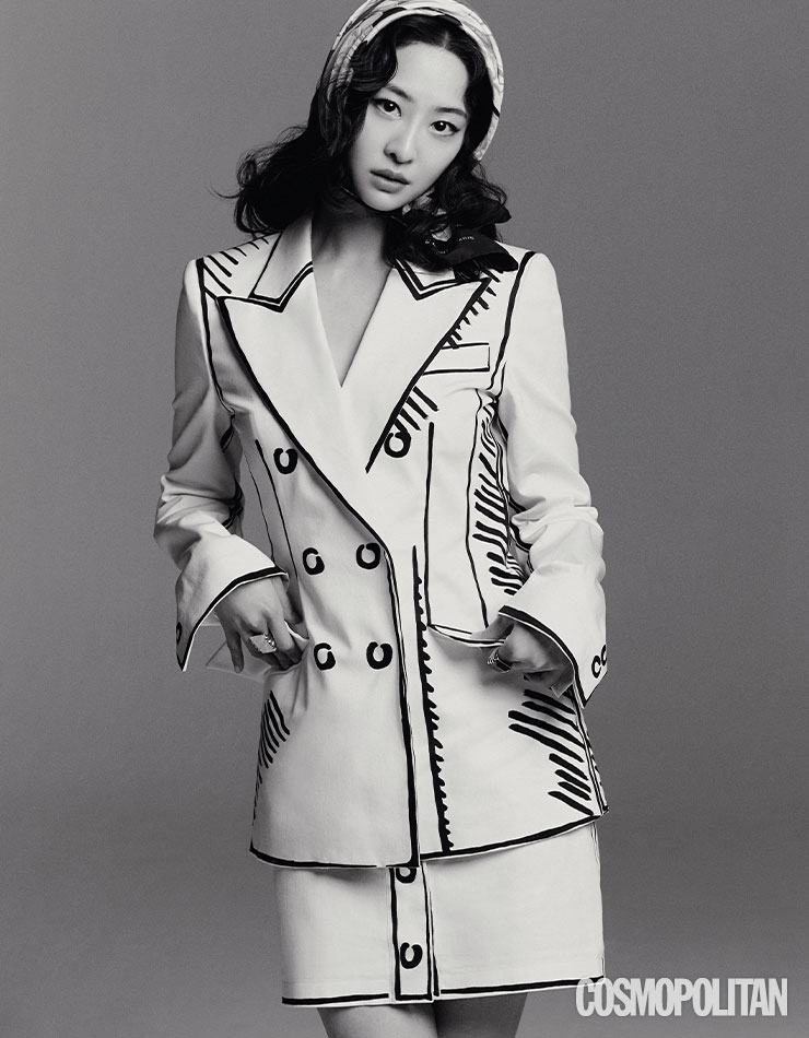 재킷 3백69만원, 미니스커트 1백59만원 모두 펜디. 반지 15만8천원 비올리나. 스카프 스타일리스트 소장품.