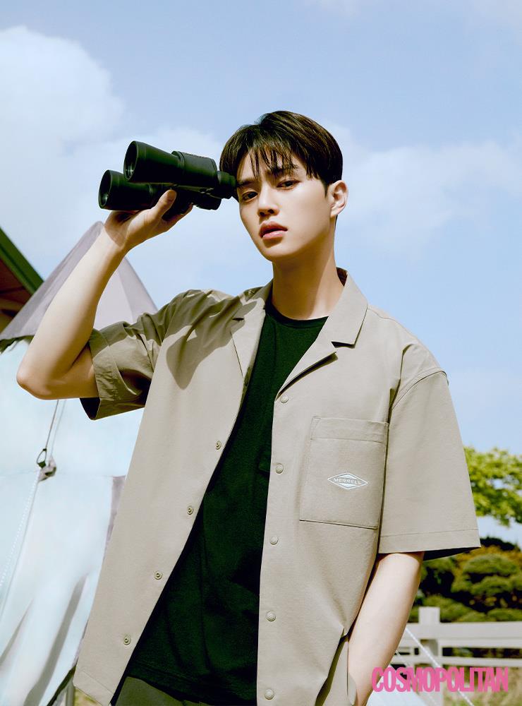 오버핏의 실루엣이 인상적인 오픈형 우븐 소재의 반팔 셔츠, 블랙 컬러 티셔츠, 모두 머렐.