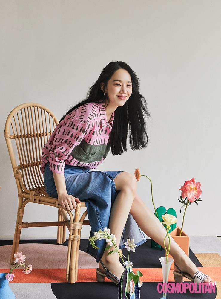 프린팅 셔츠, 데님 스커트, 레터링 에스파드류 샌들 모두 래트.