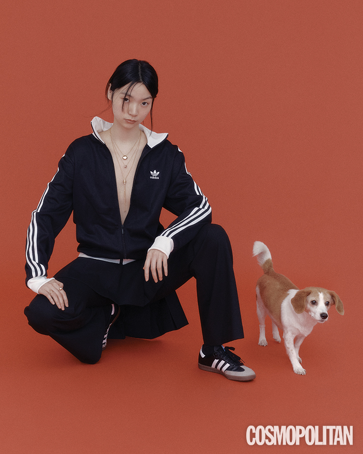(위부터)카보숑 네크리스 5백95만원 불가리. 비 마이 러브 펜던트 네크리스 1천만원대 쇼메. 포제션 펜던트 네크리스 2천만원대 피아제. 검지의 B 블라썸 링, 약지의 블라썸 오픈 링 모두 가격미정 루이 비통. 저지 집업 10만5천원, 스니커즈 13만9천원 모두 아디다스 오리지널스. 스커트 팬츠 43만원 비뮈에트.
