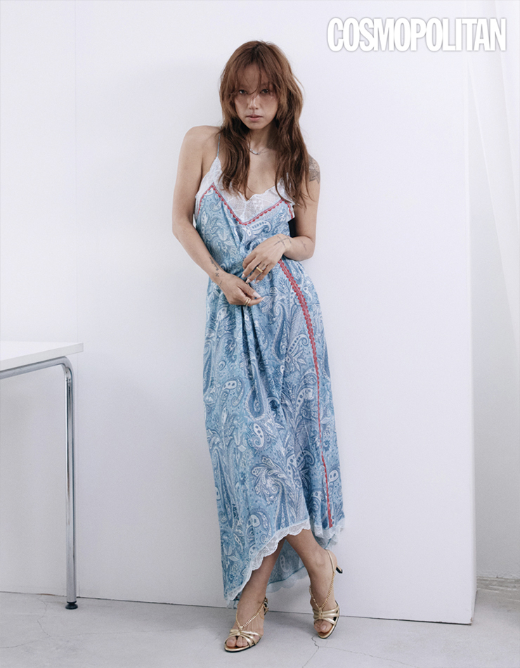 비스코스 페이즐리 드레스 Risty Crepe Paisley, 목걸이 Rock Choker Necklace, 반지 Cecilia Set Ring, 메탈 스트랩 샌들 Moonlight Sandal Wrinkled Metal 모두 쟈딕앤볼테르.