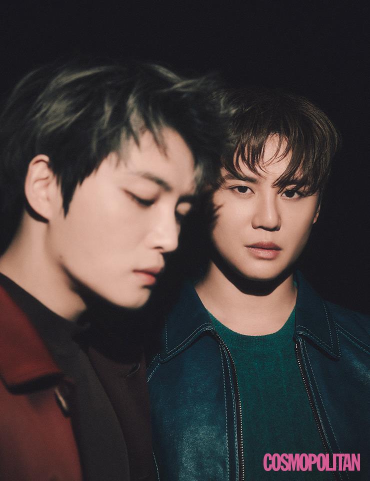 (김재중)코트 가격미정 지용킴. 이너 톱 가격미정 우영미. (김준수)가죽 재킷, 이너 톱 모두 가격미정 돌체앤가바나.