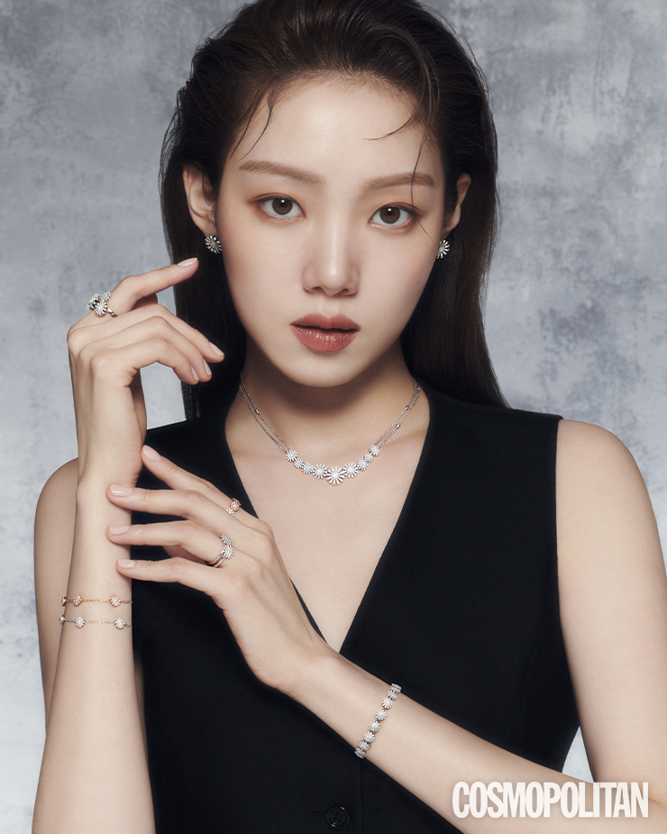 마르게리타 이어링, 마르게리타 네크리스, 오른손 검지에 착용한 마르게리타 링, 핑크 골드 마르게리타 브레이슬릿, 화이트 골드 마르게리타 브레이슬릿, 왼손 검지에 착용한 마르게리타 링, 약지에 2개를 레이어드한 마르게리타 링, 마르게리타 브레이슬릿은 모두 가격 미정 다미아니.