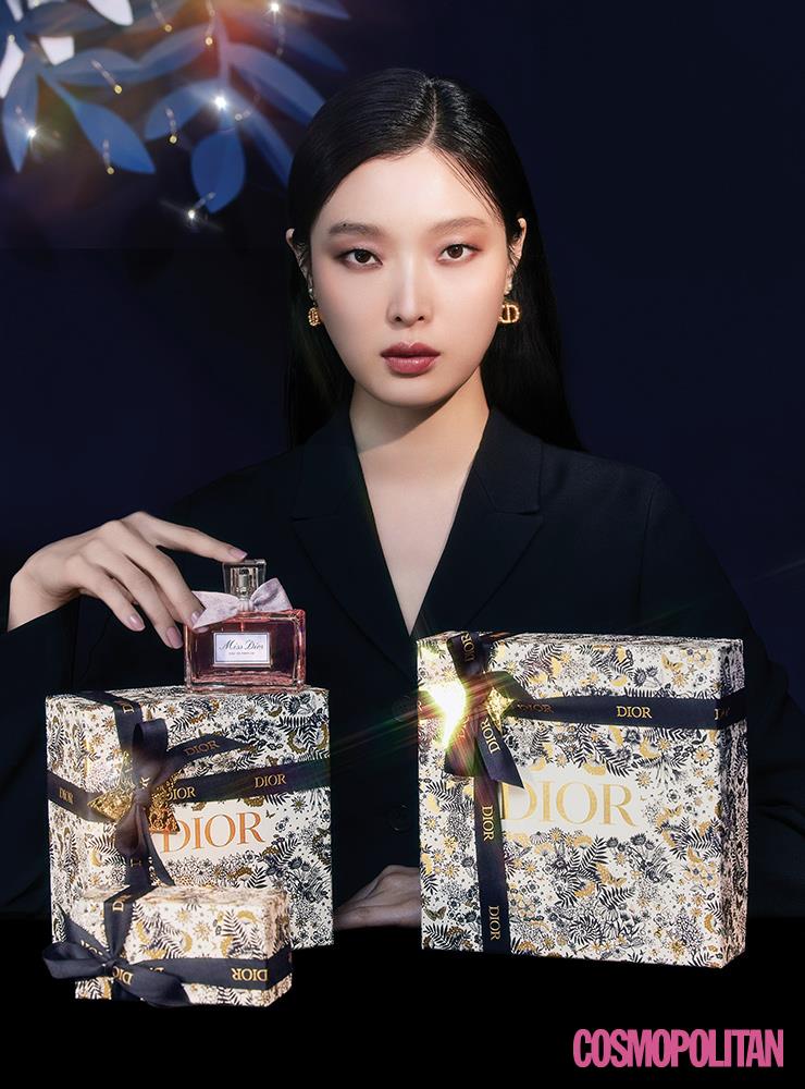 디올 NEW 미스 디올 오 드 퍼퓸 100ml 23만5천원대. 재킷, 귀고리 모두 가격미정 디올.