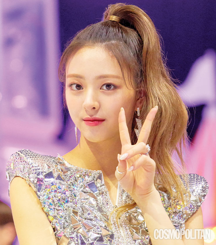 ‘믿지’는 좋겠다. 이렇게 예쁜 유나가 바라봐줘서~.