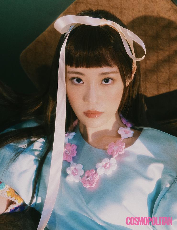 드레스, 꽃 목걸이 모두 가격미정 김민영 디자이너.