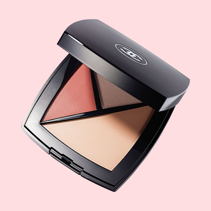 CHEEKBONES▶피부 위로 컬러가 스며든 듯 소프트하게 빛나는 광대뼈가 시즌 치크 트렌드. 좀 더 구체적으로 설명하자면 장밋빛 혹은 오렌지 컬러를 사용해 얼굴 위로 자연스럽게 홍조가 퍼진 듯 연출한다. 메이크업 아티스트 톰 페슈는 블러셔를 아스라하게 터치해 따뜻한 컬러로 물든 두 볼을 연출했다. 관건은 블러셔의 제형과 바르는 도구! 촉촉한 크림 타입의 블러셔를 손가락으로 녹인 다음 광대뼈를 따라 둥글리듯 펴 발라 은은하게 연출한다. - 샤넬 팔레트 에쌍씨엘 150 8만4천원.