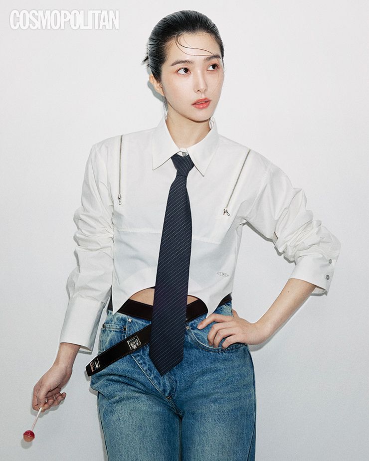 셔츠 15만7천원, 타이 3만4천원 모두 체리퀴리. 데님 팬츠 가격미정 캘빈루오. 