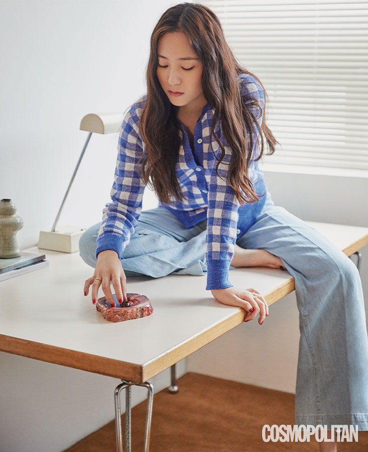 깅엄 체크 카디건 40만원대, 데님 팬츠 30만원대 모두 폴로 랄프 로렌. 반지 스타일리스트 소장품.