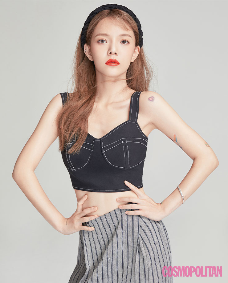 (뷔스티에, 스커트)잉크, (헤어밴드)앤아더스토리즈, (뱅글)헤이