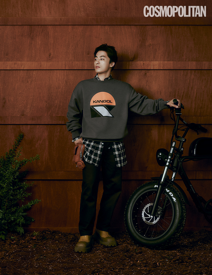 크래쉬 빅 로고 스웨트셔츠(CRS Big Logo Sweatshirt) 12만8천원, 크래쉬 플랩 크로스백(CRS Flap Cross Bag) 12만8천원 모두 캉골. 셔츠, 팬츠, 워커 모두 스타일리스트 소장품. 