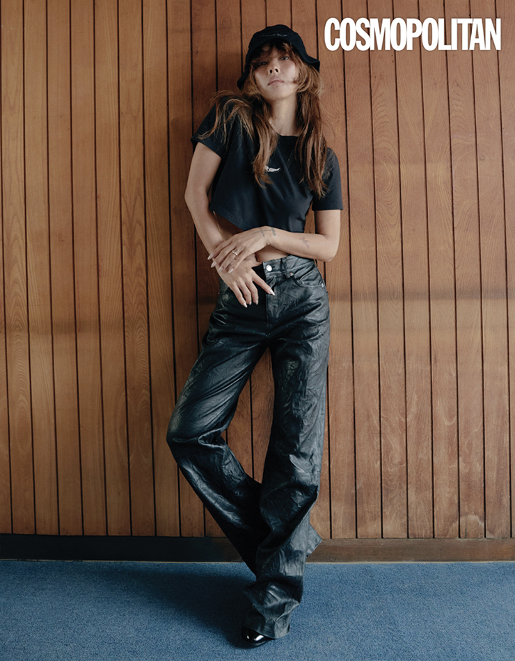 크롭 톱 Carly Wings, 가죽 팬츠 Evy Cuir Froisse, 버킷 해트 Bob Wings Patch, 반지 Mix N Match Trio, 부츠 Molly Vintage Patent 모두 쟈딕앤볼테르.