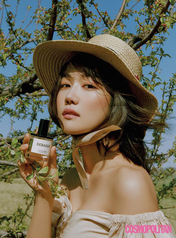 향수 디에스앤더가 디베이저 50ml 22만9천원. 톱 4만9천원 망고. 스트로 해트 스타일리스트 소장품.