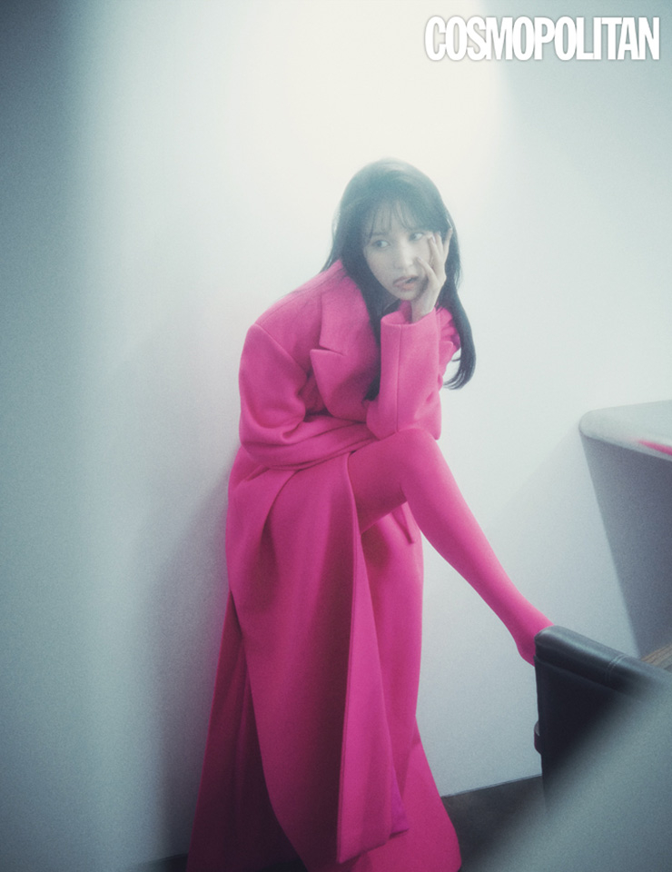 핑크 코트, 핑크 타이츠 모두 가격미정 발렌티노.