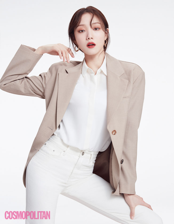 화이트 셔츠에 베이지 재킷, 딥한 립스틱까지. 베이식한 아이템만으로도 시크함이 완성된다. 립 라네즈 레이어링 립 바 15호 샤이 베이지.