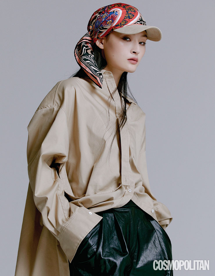 셔츠 32만8천원 렉토. 가죽 팬츠 24만8천원, 볼캡 6만8천원 모두 에몽. 스카프 가격미정 루이 비통.