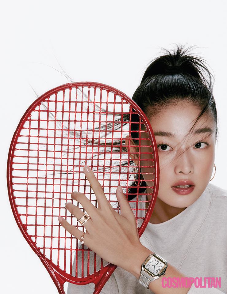 다이아몬드 장식의 핑크 골드 소재 저스트 앵 끌루 이어링 1천만원대, 옐로 골드와 스틸의 조화가 이상적인 산토스 드 까르띠에 워치 1천만원대 모두 까르띠에. (위부터)가장자리에 다이아몬드를 세팅한 로즈 골드 소재의 비제로원 링 1천5백만원대 불가리. 오픈 링 양쪽 끝에 다이아몬드를 파베 세팅한 핑크 골드 소재의 포제션 오픈 링 가격미정 피아제. 스웨트셔츠 51만9천원 이자벨 마랑.