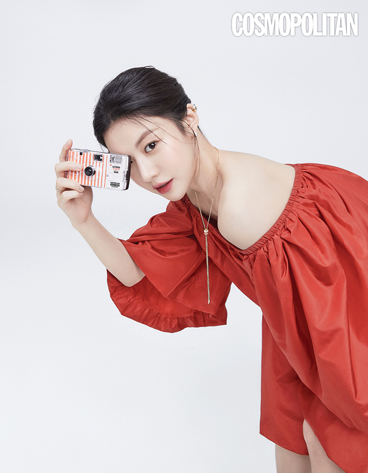 콰트로 레디언트 화이트&옐로 골드 이어 클립 4백만원대, 다이아몬드 장식의 콰트로 레디언트 싱글 클립 이어링 2백만원대, 다이아몬드와 레드 하이 세라믹을 세팅한 콰트로 레드 타이 네크리스 7백만원대, 레드 하이 세라믹과 화이트·옐로·핑크 골드가 결합된 콰트로 레드 스몰 링 5백만원대 모두 부쉐론. 오프숄더 드레스 발렌티노.