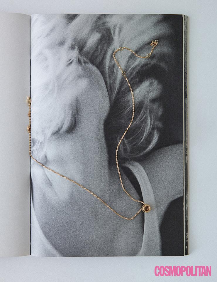 코코 크러쉬 네크리스 가격미정 샤넬 화인주얼리. 아트북 <Falling>, Gabby Laurent, Loose Joints by 포스트 포에틱스, 4만6천원.