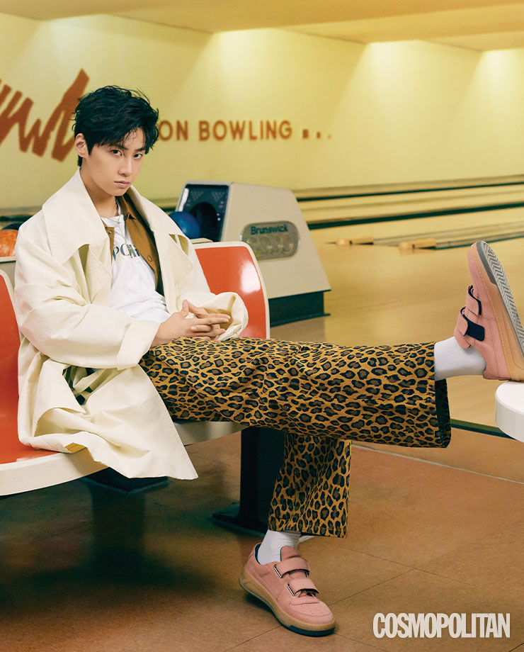 트렌치코트 24만8천원 트렁크 프로젝트. 재킷 21만원 로리엣. 티셔츠 8만8천원 포저. 팬츠 가격미정 마르니 바이 무이. 스니커즈 53만원 아크네 스튜디오. 목걸이 스타일리스트 소장품. 