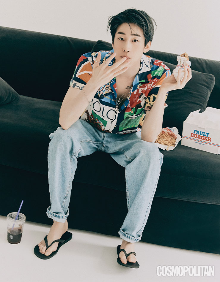 셔츠 가격미정 폴로 랄프 로렌. 데님 팬츠 가격미정 리바이스. 액세서리 모두 가격미정 불레또. 슈즈 가격미정 하바이아나스.