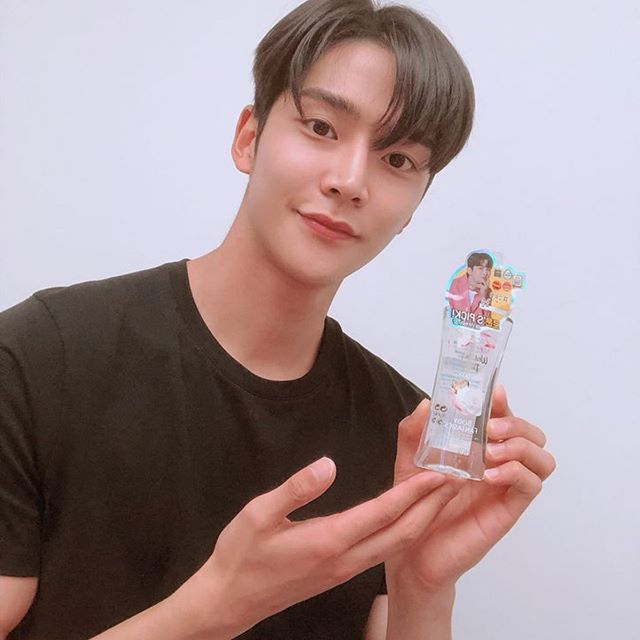 로운의 얼굴이 들어간 바디판타지 제품.