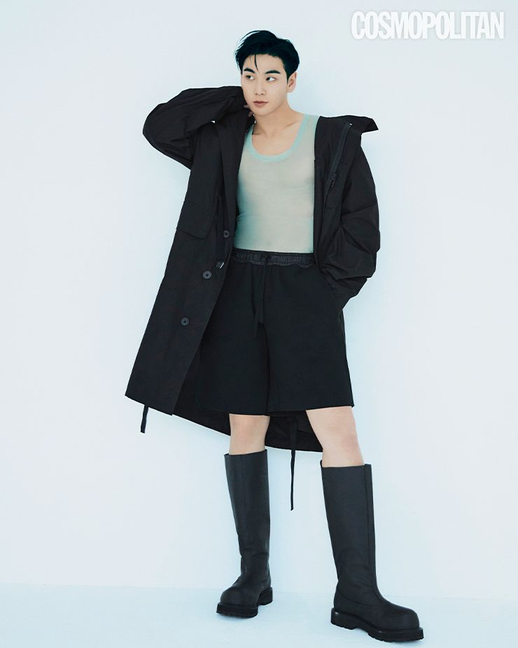 시원하 게 내리는 ‘ 봄비 ’ 가 떠오르는 여유로운 핏의 아우터 와 청량한 블루 컬러의 시스루 나일론 니트 를 덧입은 백호.