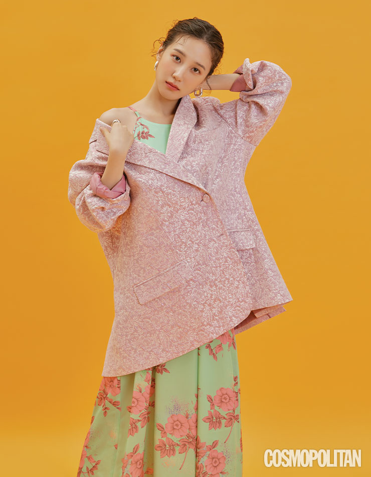 재킷 47만8천원, 드레스 19만8천원 모두 더센토르. 귀고리, 반지 스타일리스트 소장품.