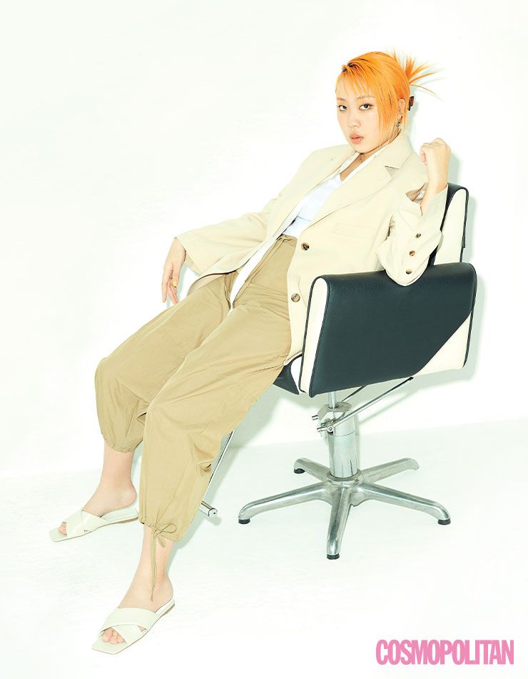 재킷 43만8천원, 팬츠 23만8천원 모두 LFM. 슬라이드 가격미정 H&M. 톱 스타일리스트 소장품.