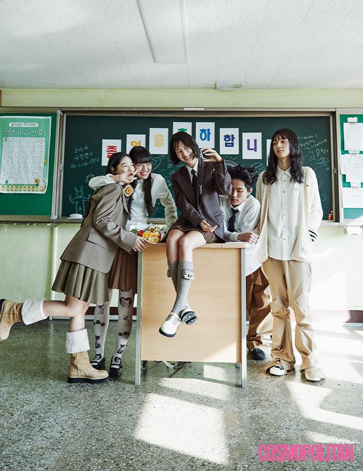 (왼쪽부터, 루자)재킷 63만5천원 제이쿠. 스커트 15만9천원 데어드. 어그 부츠 29만8천원 레이첼콕스. 에어팟 맥스 76만9천원 애플. 에어팟 맥스 커버 에디터 소장품. (소윤)셔츠 23만8천원 줄리한. 스커트 가격미정 록 by 10 꼬르소 꼬모 서울. 타이츠 3만5천원 세나비. 메리제인 슈즈 16만8천원 렉켄. (리내)재킷 가격미정 더로우. 셔츠 35만5천원 아미. 스커트 24만8천원 쟈니헤잇재즈. 니삭스 가격미정 펜디. 메리제인 슈즈 16만8천원 레이첼콕스. 타이 에디터 소장품. (민규)셔츠 15만원 코스. 팬츠 39만9천원 타미힐피거. 스니커즈 96만원 돌체앤가바나. 타이 에디터 소장품. (지훈)카디건 36만9천원 라코스테. 셔츠 88만4천원대, 팬츠 1백14만원대 모두 본봄. 스니커즈 9만9천원 컨버스.