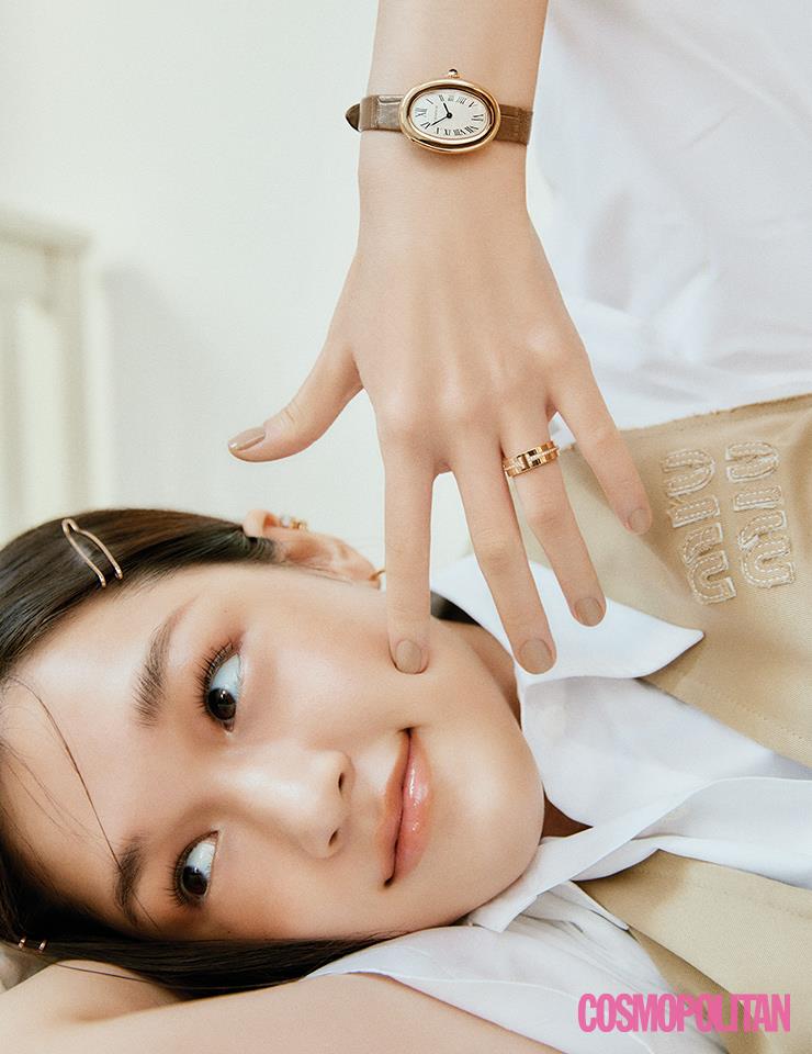 옐로 골드 케이스의 베누아 워치 1천만원대 까르띠에. 다이아몬드 장식의 18K 로즈 골드 티파니 T 투 링 가격미정 티파니. 다이아몬드를 장식한 콰트로 레디언스 화이트&옐로우 골드 이어클립 4백만원대 부쉐론. 다이아몬드를 세팅한 18K 로즈 골드 소재의 비 마이 러브 후프 이어링 5백만원대 쇼메. 베스트, 셔츠 모두 가격미정 미우미우. 헤어핀 에디터 소장품.