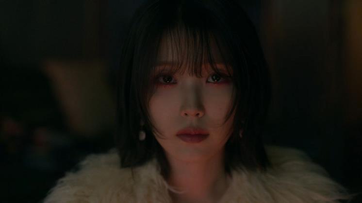  유튜브 <이지금 [IU Official]> 