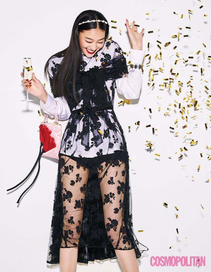 레이스 드레스 가격미정, 셔츠 1백10만원대, 브리프 가격미정, 토트백 1백90만원대 모두 프라다. 헤어밴드 1만9천원 자라. 팔찌 58만원 타니 by 미네타니.